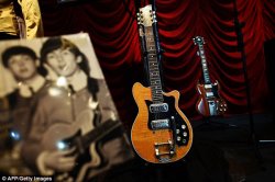 O chitară a formației Beatles a fost vândută cu o jumătate de milion de dolari O chitară a formației Beatles a fost vândută cu o jumătate de milion de dolari