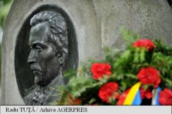 Spectacol de teatru, jucat la mormântul lui Eminescu, la 126 de ani de la moartea poetului Spectacol de teatru, jucat la mormântul lui Eminescu, la 126 de ani de la moartea poetului