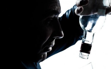 Interviu cu un alcoolic anonim: „Credeau c-am fost ucis, dar eu stăteam într-un subsol mort beat” Interviu cu un alcoolic anonim: „Credeau c-am fost ucis, dar eu stăteam într-un subsol mort beat”