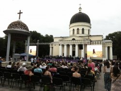 Scuarul Catedralei a găzduit un concert de excepție Scuarul Catedralei a găzduit un concert de excepție