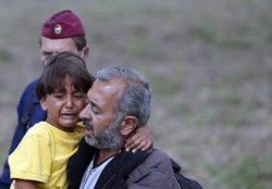 Vezi cine este refugiatul căruia jurnalista maghiară i-a pus piedică Vezi cine este refugiatul căruia jurnalista maghiară i-a pus piedică