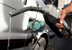 Prețul benzinei s-a ieftinit cu 40 de bani Prețul benzinei s-a ieftinit cu 40 de bani