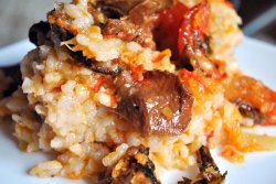 (REȚETA ZILEI) Pilaf turcesc cu carne de miel şi stafide (REȚETA ZILEI) Pilaf turcesc cu carne de miel şi stafide