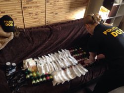 O familie fabrica produse parafarmaceutice contrafăcute și le vindea peste hotare O familie fabrica produse parafarmaceutice contrafăcute și le vindea peste hotare