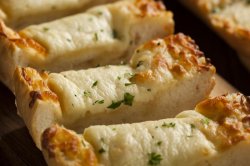 (REȚETA ZILEI) Pâine de casă cu usturoi şi brânză (REȚETA ZILEI) Pâine de casă cu usturoi şi brânză