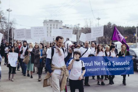 Восьмого марта во главе стола стоял сексизм Восьмого марта во главе стола стоял сексизм
