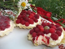 Prăjitura de sâmbătă: Mini-tarte cu zmeură Prăjitura de sâmbătă: Mini-tarte cu zmeură