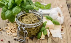 Ce se întâmplă dacă te speli pe faţă cu busuioc şi miere Ce se întâmplă dacă te speli pe faţă cu busuioc şi miere