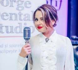 Solista formației Edict: Nu aleg publicul, ci el alege ce să asculte Solista formației Edict: Nu aleg publicul, ci el alege ce să asculte