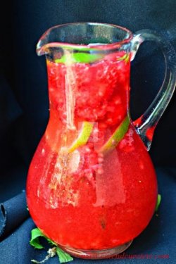 Limonadă cu zmeură şi limetă Limonadă cu zmeură şi limetă