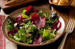 4 Salate perfecte pentru zilele de vară 4 Salate perfecte pentru zilele de vară