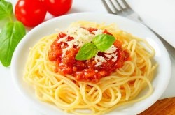 Paste cu sos de roşii şi parmezan Paste cu sos de roşii şi parmezan
