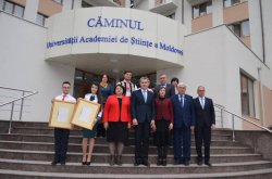 La Chișinău a avut loc înmânarea burselor de studii „Regele Ferdinand” și „Regina Maria” La Chișinău a avut loc înmânarea burselor de studii „Regele Ferdinand” și „Regina Maria”