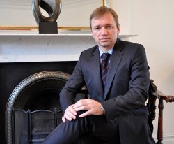 Iulian Fruntașu va lansa cartea „Să fi fost totul o mare păcăleală?” Iulian Fruntașu va lansa cartea „Să fi fost totul o mare păcăleală?”