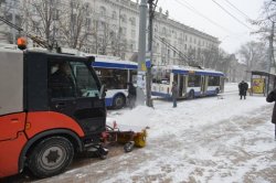500 de măturători curăță zăpada de la stațiile de așteptare a transportului public în Chișinău 500 de măturători curăță zăpada de la stațiile de așteptare a transportului public în Chișinău
