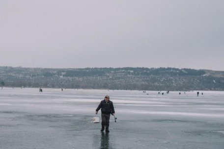На безрыбье. Застывшие у лунок рыбаки На безрыбье. Застывшие у лунок рыбаки
