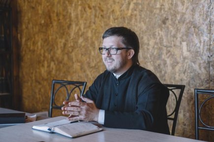 Maxim Melinti, preotul Bisericii Ghidighici: „Obiceiul de a mânca printre morminte este o batjocură adusă bisericii” Maxim Melinti, preotul Bisericii Ghidighici: „Obiceiul de a mânca printre morminte este o batjocură adusă bisericii”