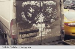 Un artist din Rusia ''pictează'' desene inedite transformând murdăria de pe mașini în opere de artă (FOTO) Un artist din Rusia ''pictează'' desene inedite transformând murdăria de pe mașini în opere de artă (FOTO)
