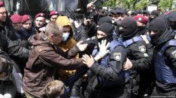 La Kiev, peste 20 de oameni au fost reținuți în urma ciocnirilor violente între naționaliști și participanții la marșurile de 9 mai La Kiev, peste 20 de oameni au fost reținuți în urma ciocnirilor violente între naționaliști și participanții la marșurile de 9 mai