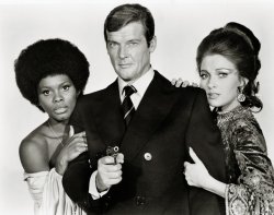 Actorul Roger MOORE, care l-a interpretat pe faimosul spion James Bond, a murit la vârsta de 89 de ani Actorul Roger MOORE, care l-a interpretat pe faimosul spion James Bond, a murit la vârsta de 89 de ani