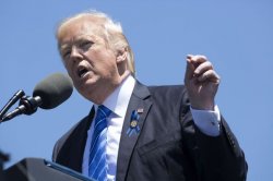 Congresmeni democraţi cer date despre conturi asociate lui Donald Trump care ar avea legături cu Rusia Congresmeni democraţi cer date despre conturi asociate lui Donald Trump care ar avea legături cu Rusia