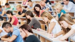 Universitățile oferă gratis computere și burse de mii de lei doar ca să atragă studenți Universitățile oferă gratis computere și burse de mii de lei doar ca să atragă studenți