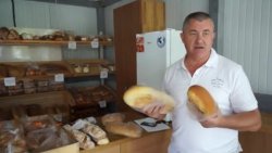 VIDEO: Își bat joc de bătrâni. Pâinea socială este de calitate proastă și cântărește mai puțin VIDEO: Își bat joc de bătrâni. Pâinea socială este de calitate proastă și cântărește mai puțin