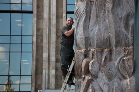 PORTRET / Un moldovean din Transnistria construieste la Moscova „Zidul Durerii” - REPORTAJ în presa rusă PORTRET / Un moldovean din Transnistria construieste la Moscova „Zidul Durerii” - REPORTAJ în presa rusă