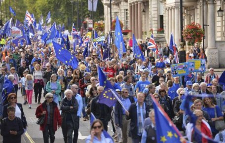 Mii de oameni au ieşit în stradă la Londra, pentru a cere ca Marea Britanie să rămână în Uniunea Europeană Mii de oameni au ieşit în stradă la Londra, pentru a cere ca Marea Britanie să rămână în Uniunea Europeană