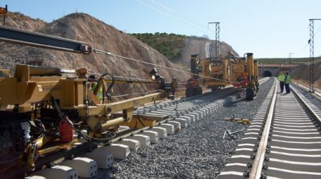 Investiţie de 200 de mil. euro pentru renovarea unei linii de cale ferată din centrul României Investiţie de 200 de mil. euro pentru renovarea unei linii de cale ferată din centrul României