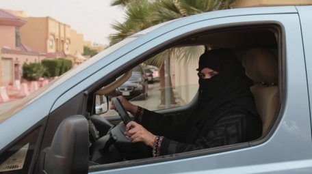 O zi ISTORICĂ: Singura ţară care pedepseşte femeile care urcă la volan, cu închisoarea, ridică INTERDICŢIA: „Îmi voi cumpăra maşina visurilor, un Mustang decapotabil" O zi ISTORICĂ: Singura ţară care pedepseşte femeile care urcă la volan, cu închisoarea, ridică INTERDICŢIA: „Îmi voi cumpăra maşina visurilor, un Mustang decapotabil"