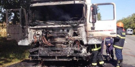 Un camion a luat foc din mers pe traseul Cimișlia - Comrat / FOTO Un camion a luat foc din mers pe traseul Cimișlia - Comrat / FOTO
