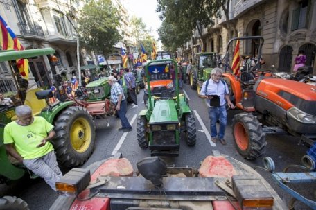 Pregătiri pentru referendumul din Catalonia. Coloane de tractoare apără secțiile de vot Pregătiri pentru referendumul din Catalonia. Coloane de tractoare apără secțiile de vot
