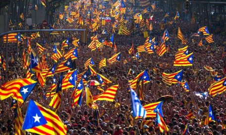 Aproape 300 mii de persoane au manifestat la Barcelona în semn de protest față de violențele poliției Aproape 300 mii de persoane au manifestat la Barcelona în semn de protest față de violențele poliției