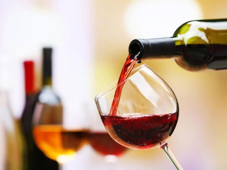 „Obiceiul de a băga repede butoiul cu vin tânăr în beci este greșit” „Obiceiul de a băga repede butoiul cu vin tânăr în beci este greșit”