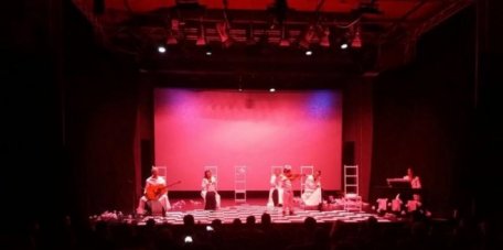 „În Republica Moldova există politicieni care n-au călcat în viața lor pragul unui teatru” „În Republica Moldova există politicieni care n-au călcat în viața lor pragul unui teatru”