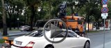 VIDEO. Pe lângă lux, un Maybach cu greutate de circa 3 tone oferă, se pare, imunitate la firmele de ridicări auto