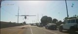 VIDEO / Un avion a aterizat de urgenţă pe un drum aglomerat din Los Angeles