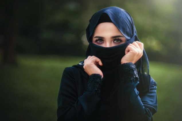 Cautand femeia musulmana)