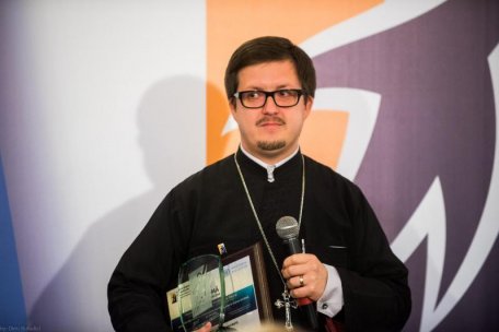 Mitropolitul Vladimir interzice celui mai popular preot de pe internet să oficieze slujbe. Motivul: Maxim Melinti ar fi promovat minoritățile sexuale Mitropolitul Vladimir interzice celui mai popular preot de pe internet să oficieze slujbe. Motivul: Maxim Melinti ar fi promovat minoritățile sexuale