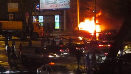 VIDEO // Un automobil a ieși pe contrasens unde a lovit un microbuz și alte două mașini. VIDEO // Un automobil a ieși pe contrasens unde a lovit un microbuz și alte două mașini.