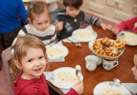 Grație majorării bugetului municipal, finanțarea alimentației copiilor din grădinițele din Orhei va fi dublată Grație majorării bugetului municipal, finanțarea alimentației copiilor din grădinițele din Orhei va fi dublată