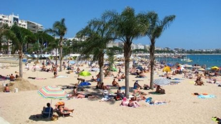 Un băiat s-a înecat pe o plajă într-o groapă pe care a săpat-o singur în nisip. Cum s-a întâmplat totul Un băiat s-a înecat pe o plajă într-o groapă pe care a săpat-o singur în nisip. Cum s-a întâmplat totul