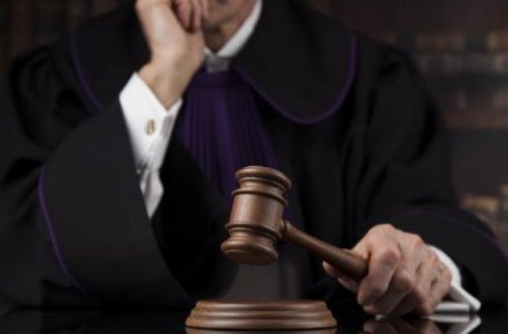 Un fost judecător de la CSJ cere de la stat o indemnizație unică de circa 40 de mii de euro Un fost judecător de la CSJ cere de la stat o indemnizație unică de circa 40 de mii de euro