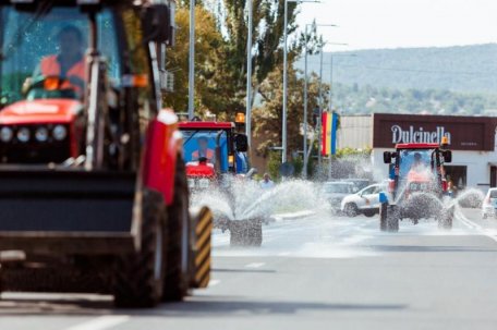 Premieră pentru Moldova: Străzile din Orhei sunt spălate cu șampon. 6 utilaje noi sunt implicate la curățarea străzilor Premieră pentru Moldova: Străzile din Orhei sunt spălate cu șampon. 6 utilaje noi sunt implicate la curățarea străzilor