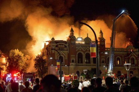 Incendiu uriaş la una dintre clădirile monument ale Oradei. Un turn s-a prăbuşit Incendiu uriaş la una dintre clădirile monument ale Oradei. Un turn s-a prăbuşit