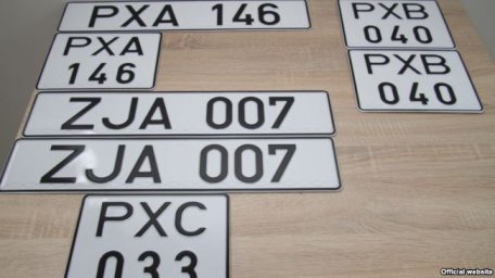 FOTO / Frattini a înmânat la Tiraspol primele plăcuțe auto fără stemă FOTO / Frattini a înmânat la Tiraspol primele plăcuțe auto fără stemă