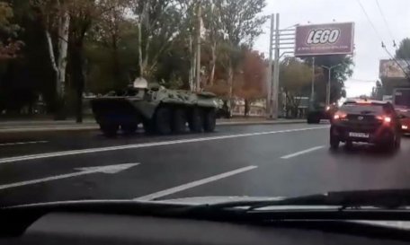 Rușii trimit ARMAMENT greu în Donețk, coloana de blindate a fost filmată de trecători / VIDEO Rușii trimit ARMAMENT greu în Donețk, coloana de blindate a fost filmată de trecători / VIDEO