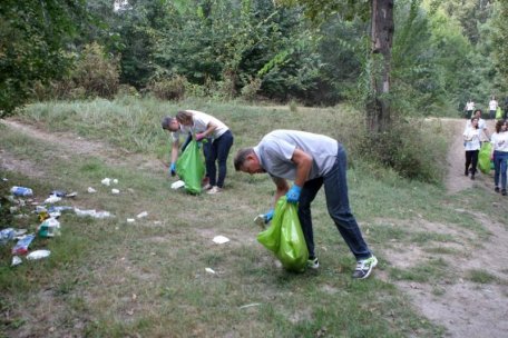 FOTO / Președintele a adunat gunoaie în pădure: „Mulți consideră că natura este un fel de groapă de gunoi” FOTO / Președintele a adunat gunoaie în pădure: „Mulți consideră că natura este un fel de groapă de gunoi”