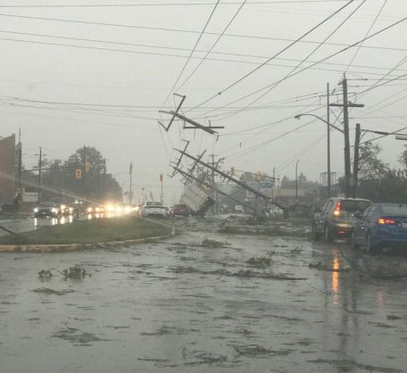 FOTO / VIDEO /// O tornadă a făcut ravagii la Ottawa, în Canada. Cinci oameni sunt în stare critică FOTO / VIDEO /// O tornadă a făcut ravagii la Ottawa, în Canada. Cinci oameni sunt în stare critică